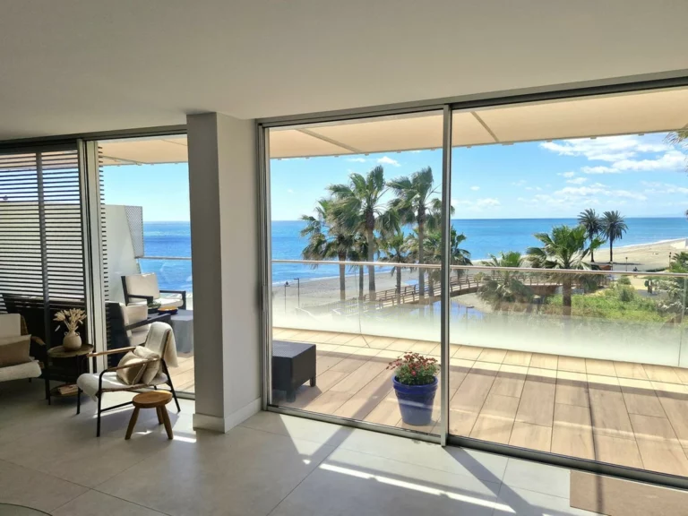 R5357503 | Middle Floor Apartment in Estepona – 3 beds, 2.5 baths