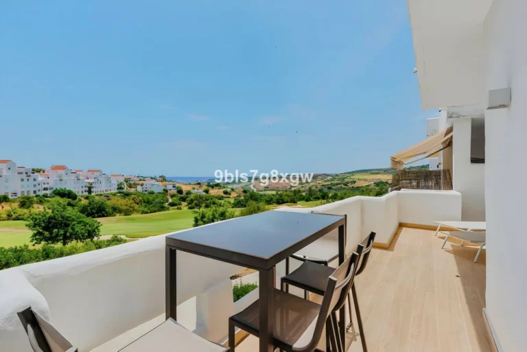R5439541 | Middle Floor Apartment in Estepona – 2 beds, 2 baths