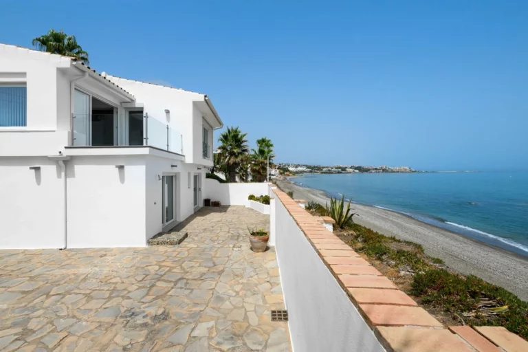 R5459329 | Detached Villa in Estepona – 3 beds, 3 baths