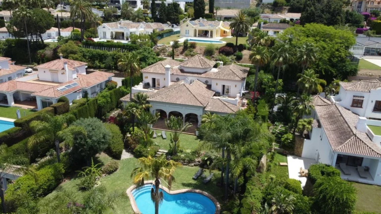 R5407180 | Detached Villa in El Paraiso – 6 beds, 7 baths