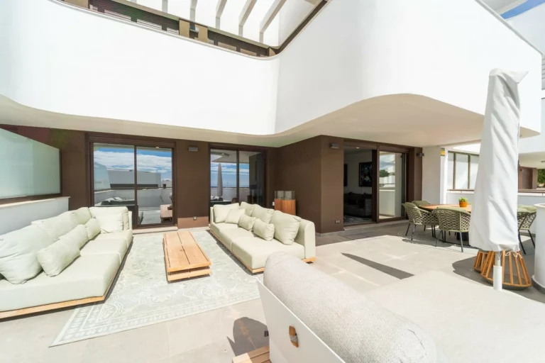 R5465338 | Middle Floor Apartment in Estepona – 3 beds, 2 baths