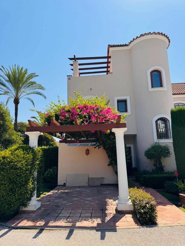 R5354884 | Townhouse in El Paraiso – 4 beds, 3 baths