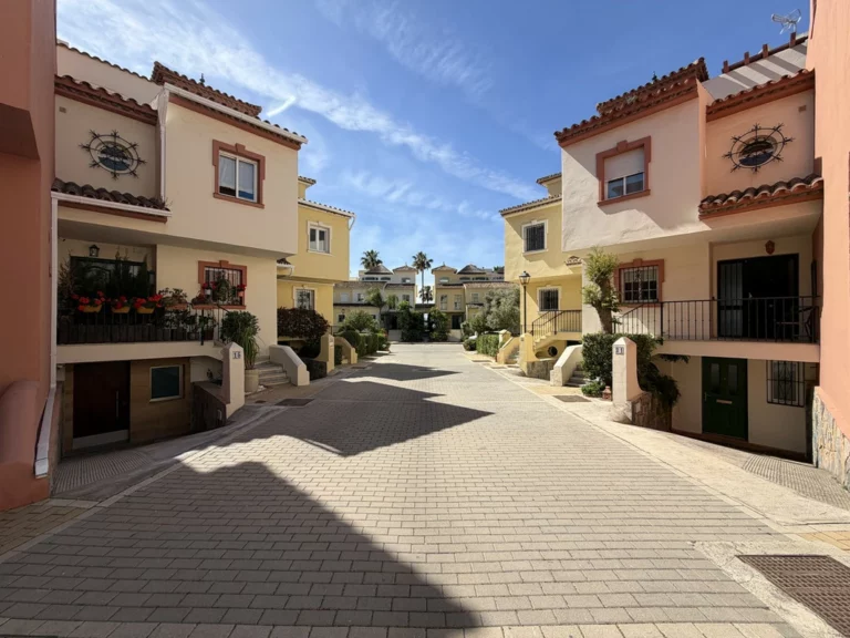 R5370460 | Townhouse in Estepona – 2 beds, 4 baths