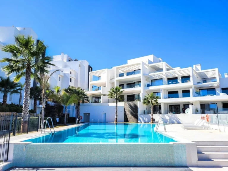 R5431306 | Middle Floor Apartment in Estepona – 3 beds, 2 baths