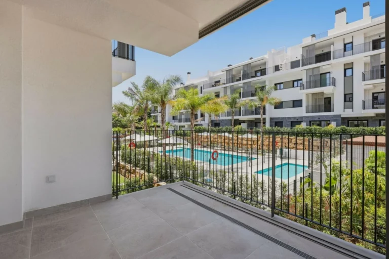 R5434882 | Middle Floor Apartment in Estepona – 3 beds, 2 baths