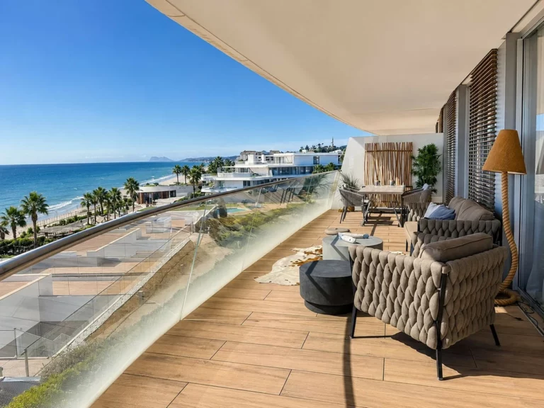 R5423554 | Middle Floor Apartment in Estepona – 4 beds, 2.5 baths