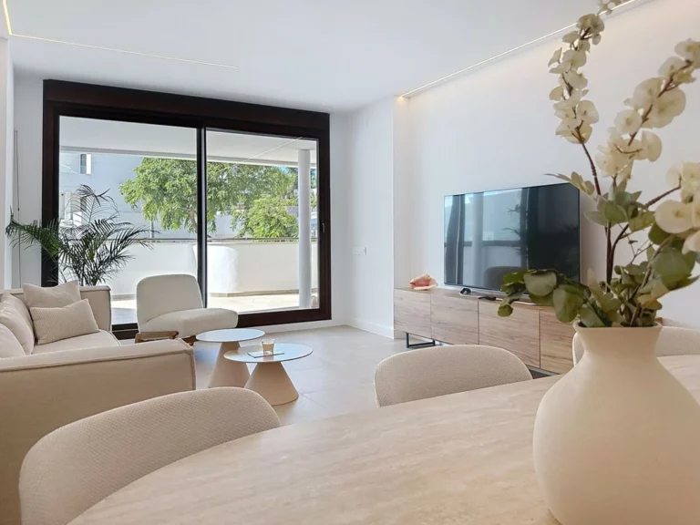 R5066959 | Ground Floor Apartment in Estepona – 4 beds, 3 baths