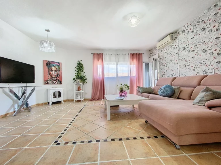 R5464384 | Middle Floor Apartment in Estepona – 3 beds, 2 baths
