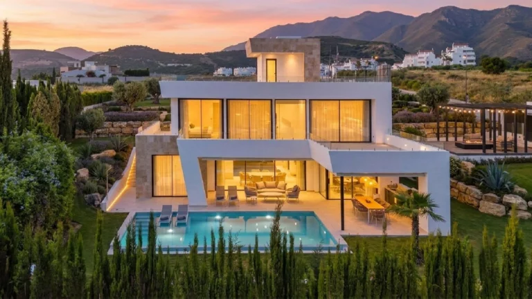 R4632814 | Detached Villa in Estepona – 4 beds, 4.5 baths