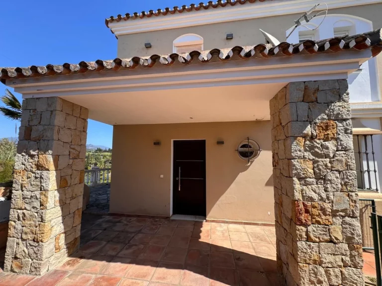 R5336326 | Detached Villa in Estepona – 4 beds, 2 baths