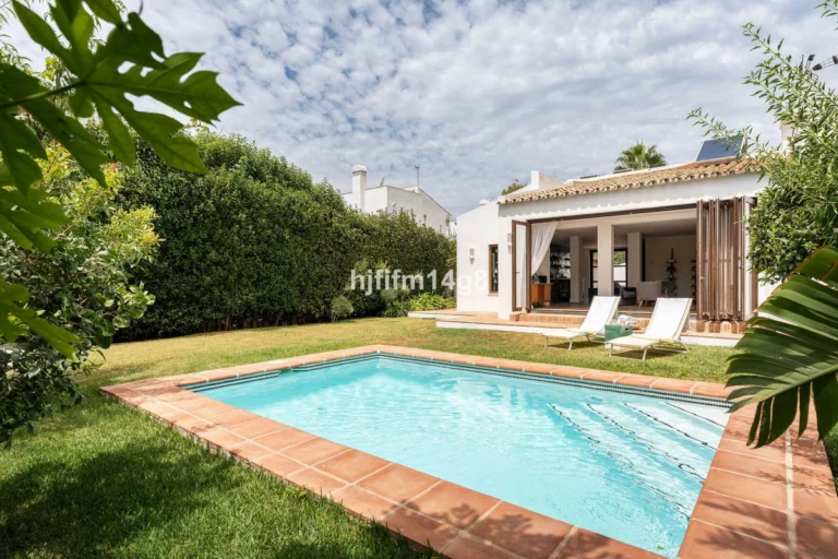 R5455129 | Detached Villa in Estepona – 3 beds, 2 baths