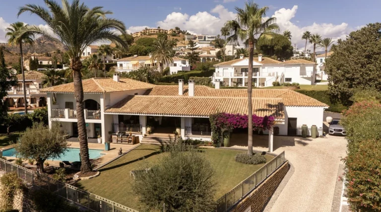 R5259202 | Detached Villa in El Paraiso – 5 beds, 4 baths