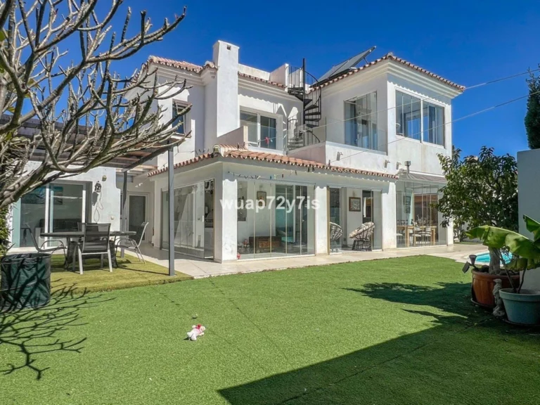 R5353549 | Detached Villa in Costalita – 3 beds, 3 baths