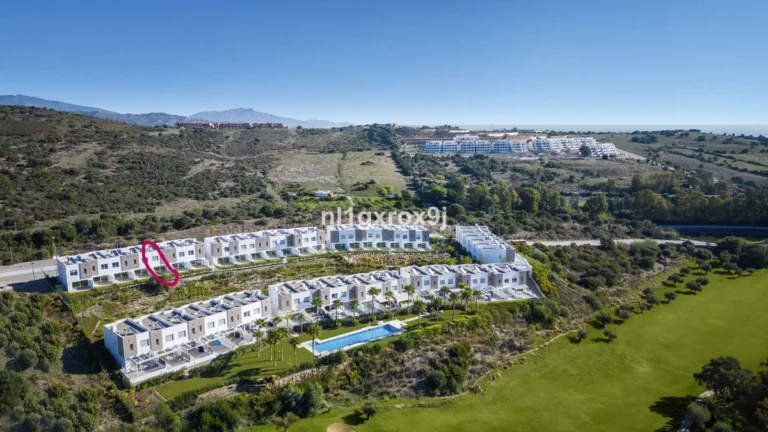 R5460409 | Townhouse in Estepona – 3 beds, 3 baths