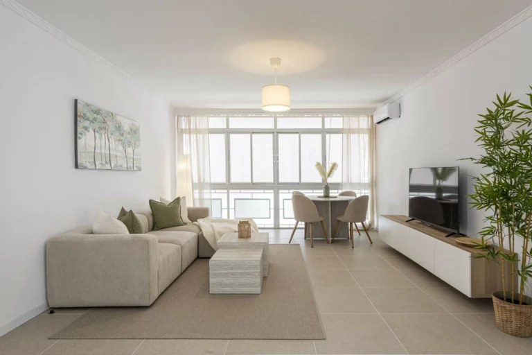 R5455948 | Middle Floor Apartment in Estepona – 3 beds, 2 baths