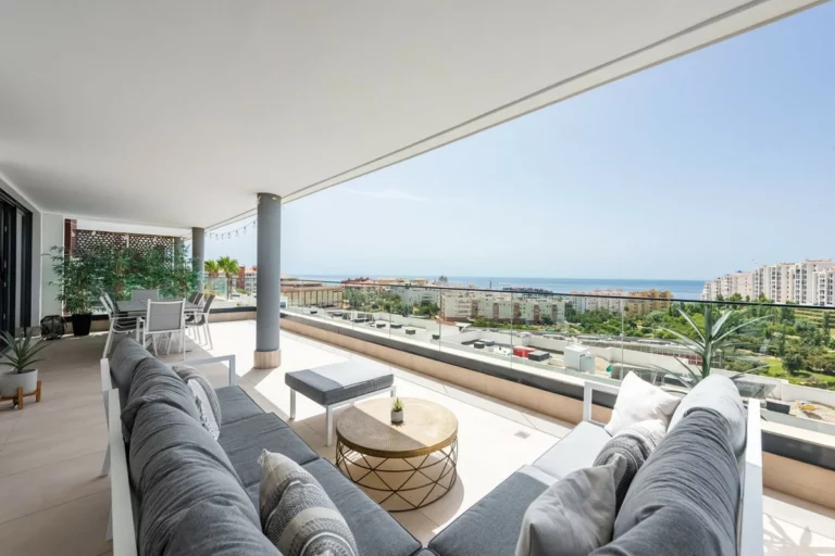 R5444263 | Middle Floor Apartment in Estepona – 4 beds, 3 baths