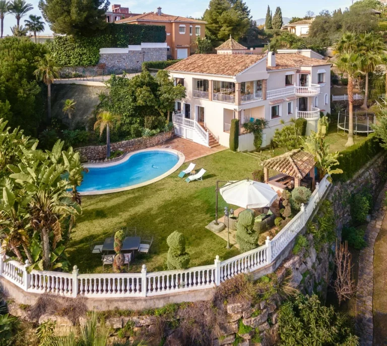 R4673305 | Detached Villa in El Paraiso – 6 beds, 6 baths