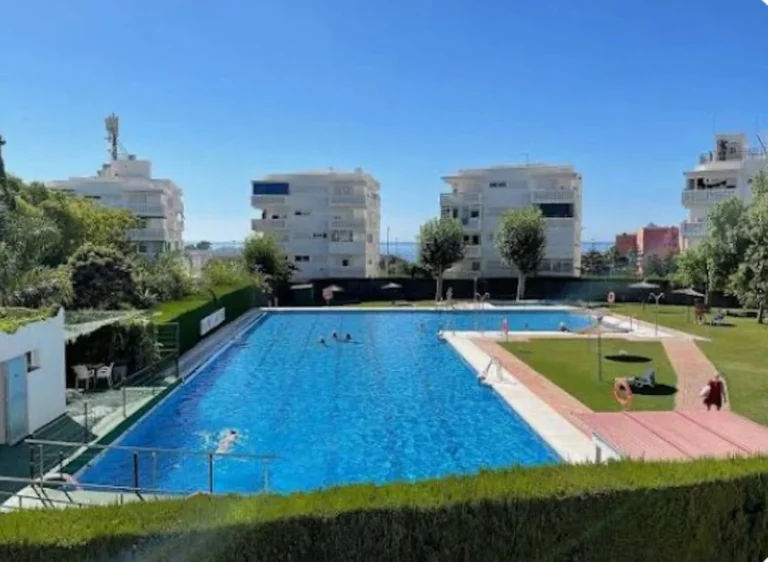 R5463076 | Middle Floor Apartment in Estepona – 3 beds, 1 baths
