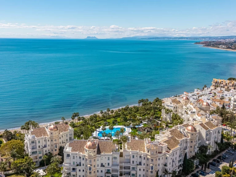 R5401399 | Middle Floor Apartment in Estepona – 3 beds, 2.5 baths