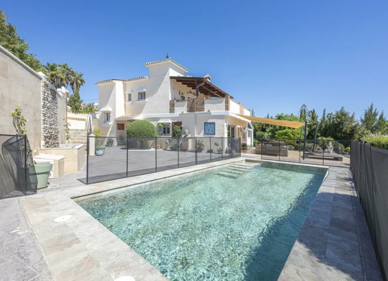 R5351197 | Detached Villa in Estepona – 6 beds, 5 baths