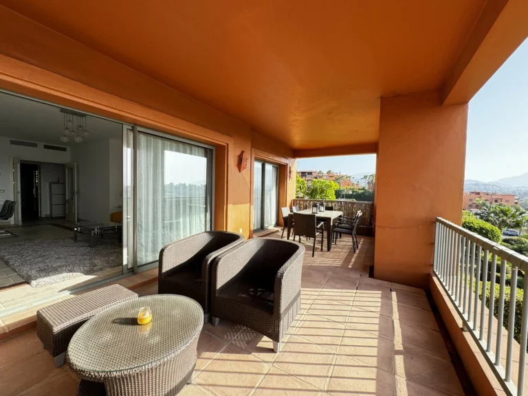 R5244364 | Middle Floor Apartment in Estepona – 2 beds, 2 baths