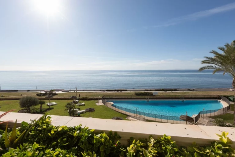 R4976128 | Middle Floor Apartment in Estepona – 3 beds, 2 baths