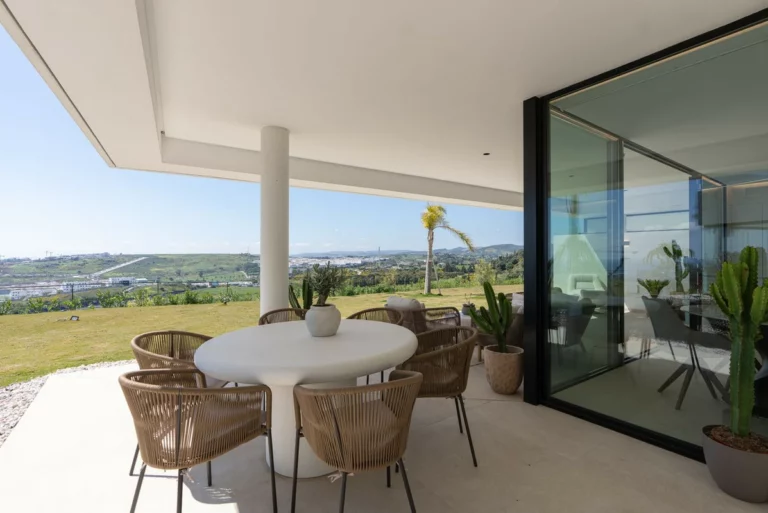 R5401057 | Ground Floor Apartment in Estepona – 3 beds, 3 baths