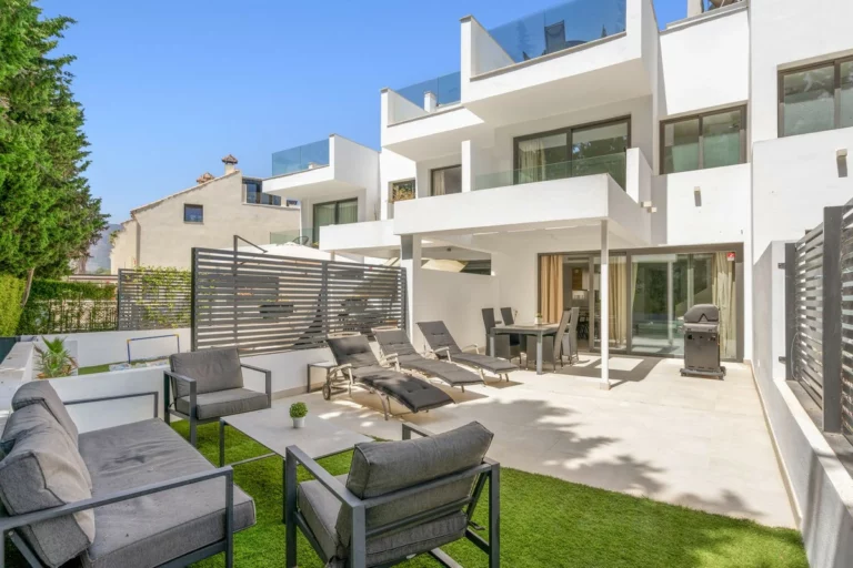 R5427250 | Townhouse in Estepona – 4 beds, 4 baths