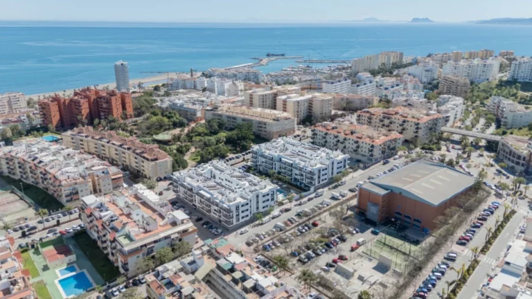 R5453779 | Middle Floor Apartment in Estepona – 3 beds, 2 baths