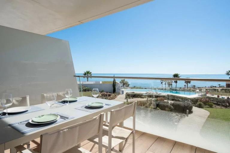 R5347795 | Middle Floor Apartment in Estepona – 2 beds, 2 baths