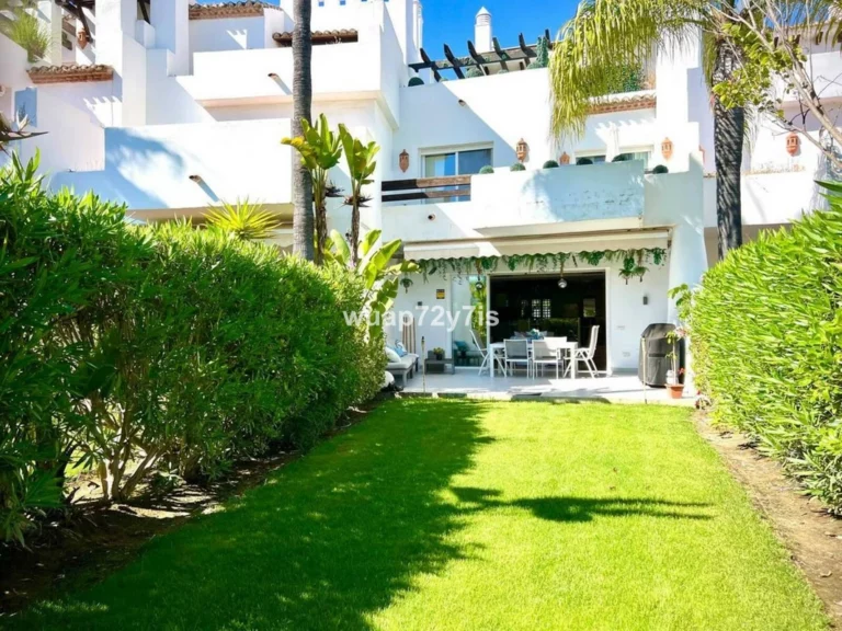 R5055829 | Townhouse in Estepona – 4 beds, 4 baths