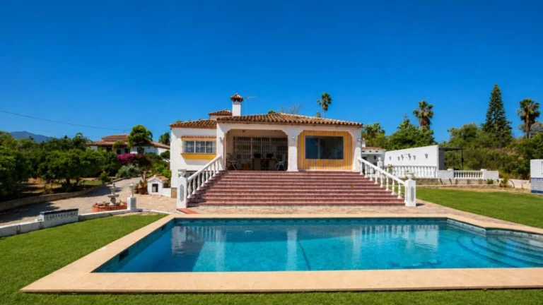 R5447485 | Detached Villa in Estepona – 3 beds, 3 baths
