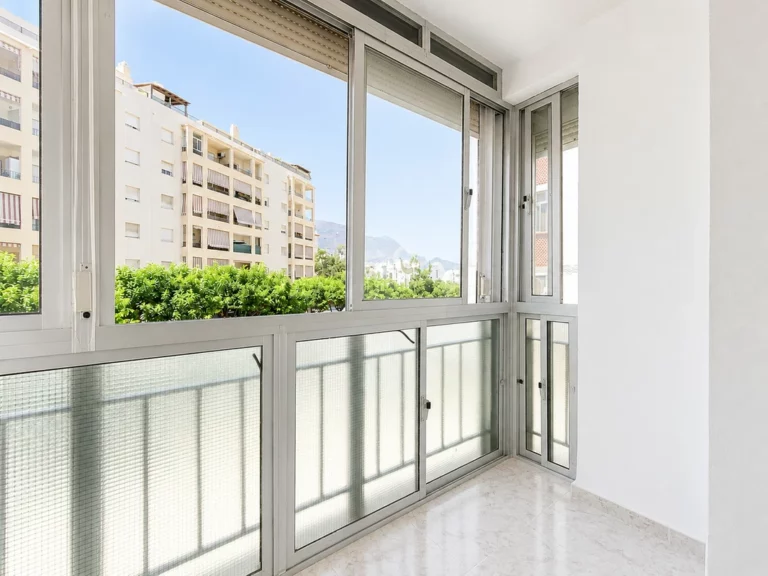 R5469283 | Middle Floor Apartment in Estepona – 3 beds, 1 baths