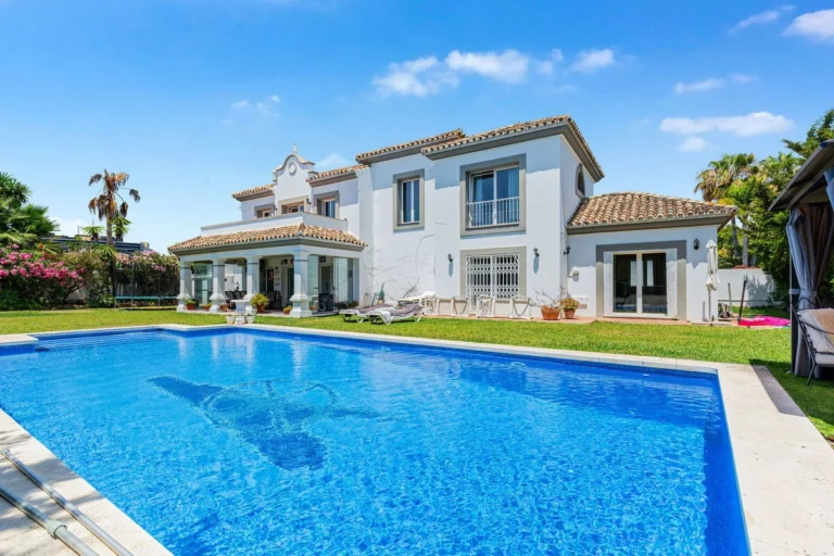 R5357473 | Detached Villa in Estepona – 4 beds, 4 baths