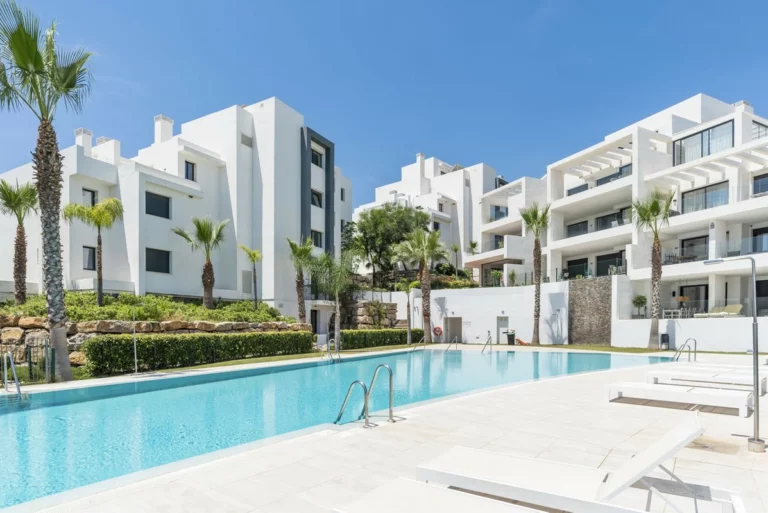 R5434021 | Ground Floor Apartment in Estepona – 2 beds, 2 baths
