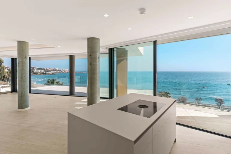 R4973995 | Penthouse Duplex in Estepona – 4 beds, 4.5 baths