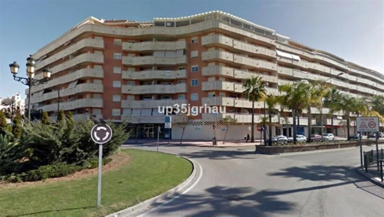 R5455384 | Middle Floor Apartment in Estepona – 2 beds, 2 baths