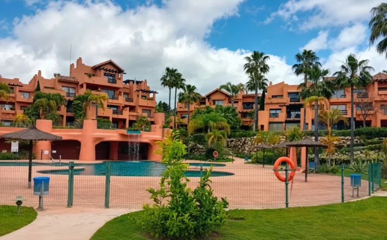 R5464858 | Middle Floor Apartment in Estepona – 2 beds, 1 baths