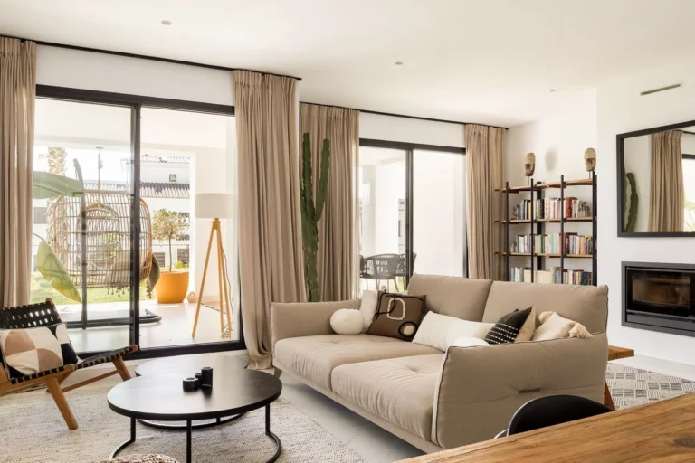 R5379193 | Ground Floor Apartment in Estepona – 3 beds, 3 baths