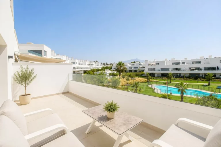 R5444758 | Middle Floor Apartment in Estepona – 2 beds, 2 baths