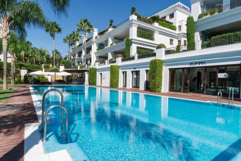 R5446300 | Ground Floor Apartment in Estepona – 4 beds, 5 baths