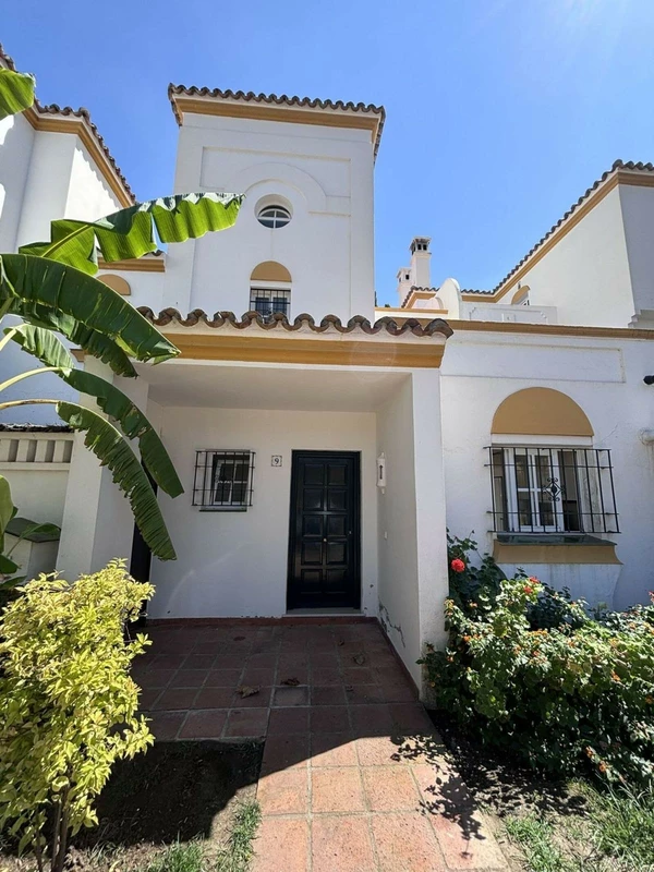 R5459593 | Townhouse in Estepona – 3 beds, 4 baths