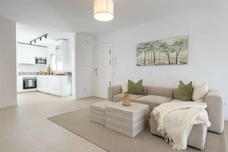 R5455948 | Middle Floor Apartment in Estepona – 3 beds, 2 baths