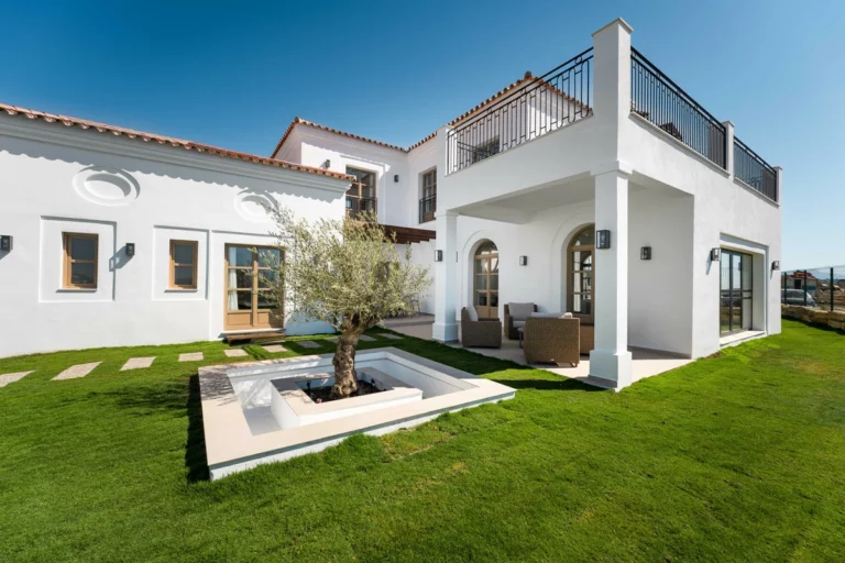 R5388283 | Detached Villa in Estepona – 4 beds, 5.5 baths