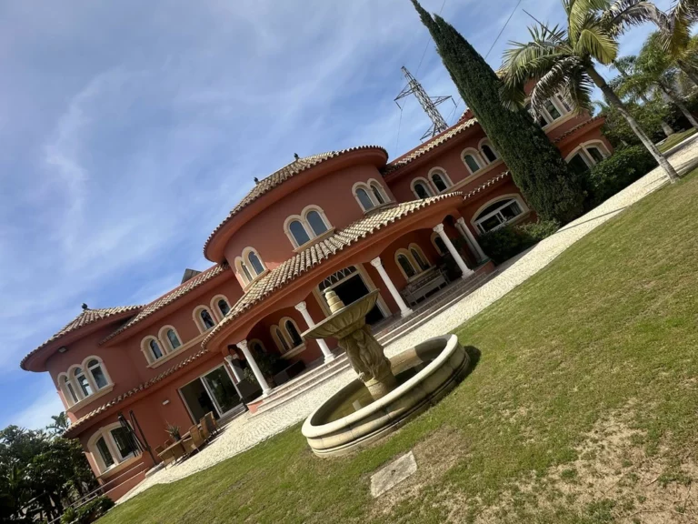 R5237146 | Detached Villa in El Paraiso – 8 beds, 9 baths