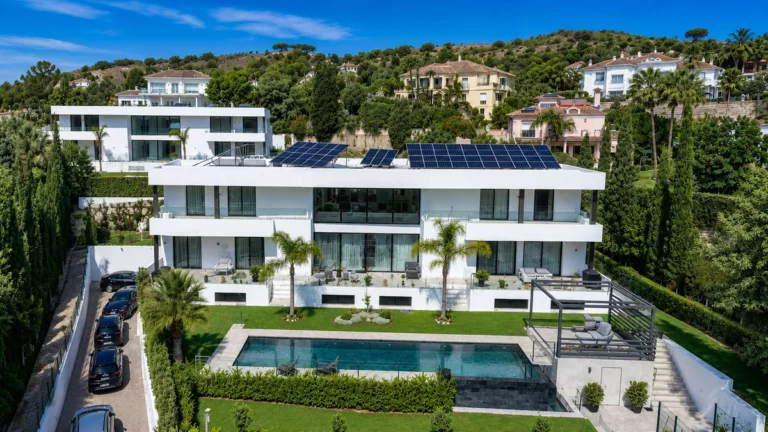 R5236960 | Detached Villa in El Paraiso – 5 beds, 7 baths