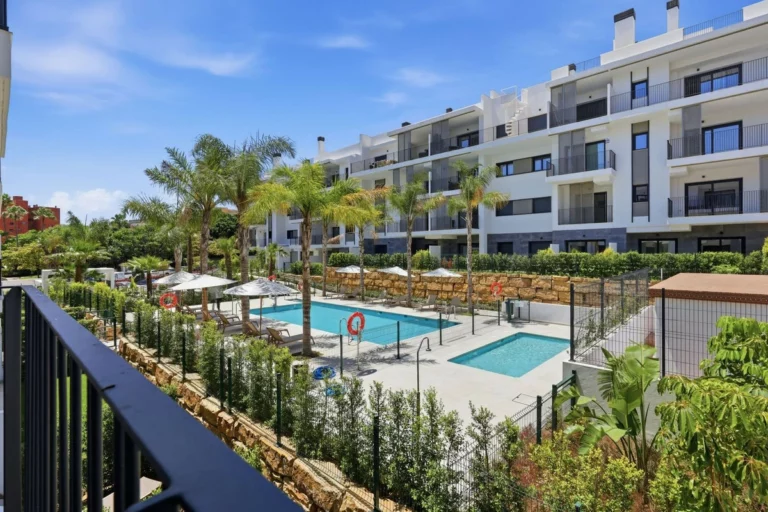 R5434882 | Middle Floor Apartment in Estepona – 3 beds, 2 baths