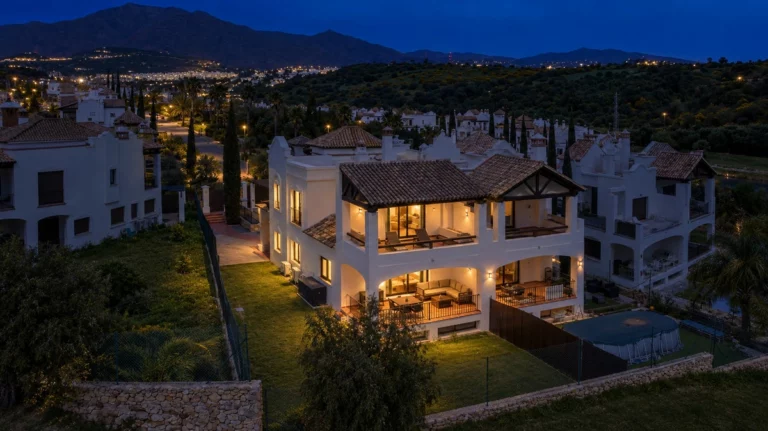 R5352838 | Semi-Detached House in Estepona – 4 beds, 4 baths