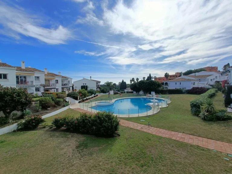 R5443603 | Top Floor Apartment in Estepona – 2 beds, 1 baths