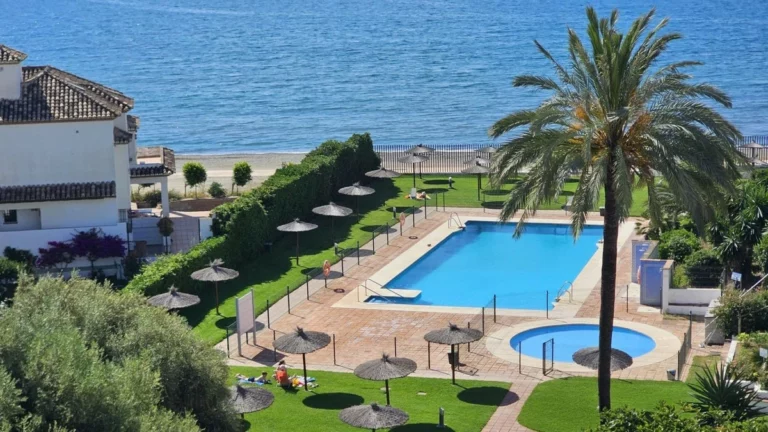 R5477398 | Top Floor Apartment in Estepona – 3 beds, 2 baths